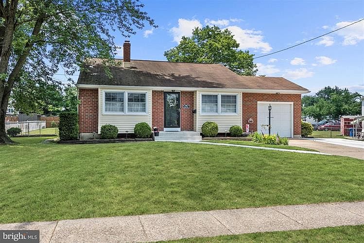 1st image of 1403 Essex Dr