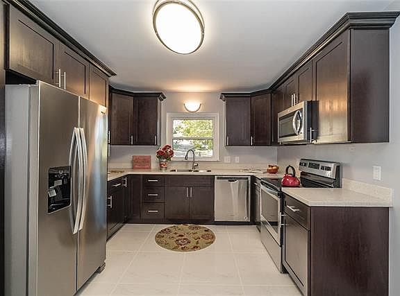 3rd image of 24 Grand Circle Dr