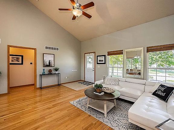 4th image of 670 Strathmoor Dr