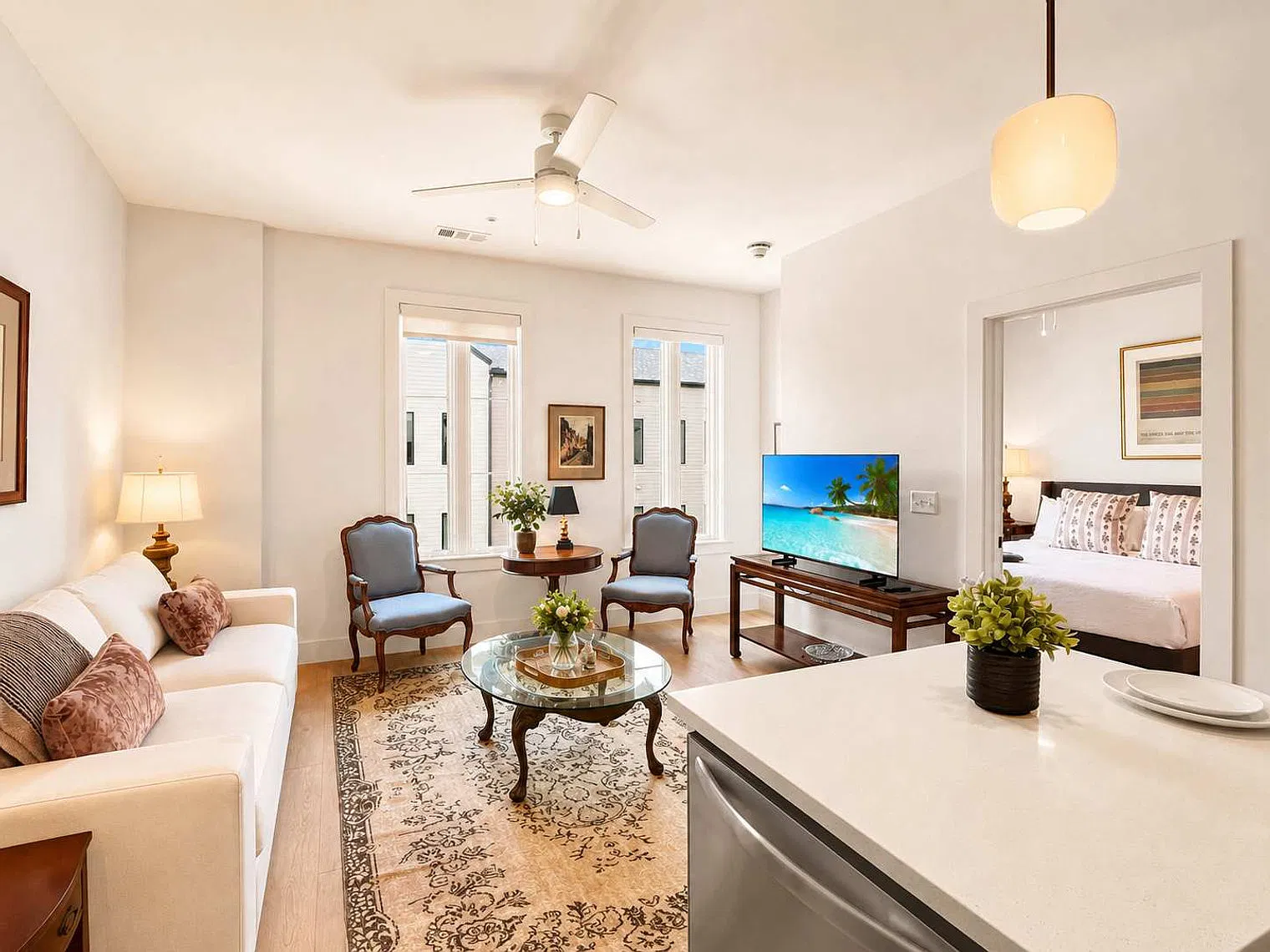1 bed, 1.0 bath, 645 sqft, $2,160 — Photo 2