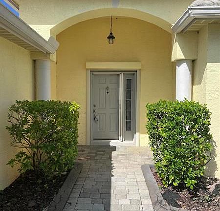 2nd image of 595 NW Waverly Cir
