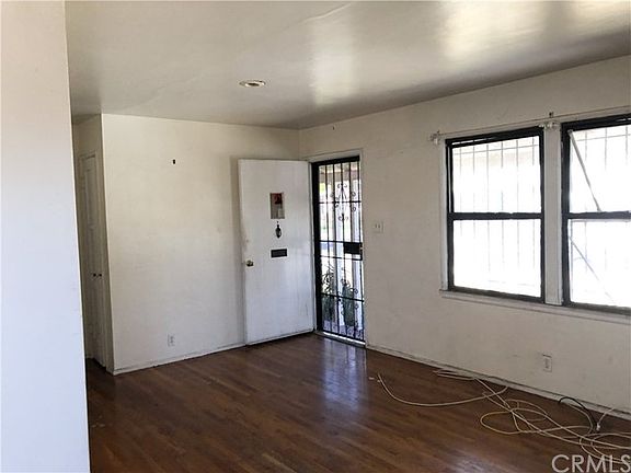 4th image of 832 E 118th St