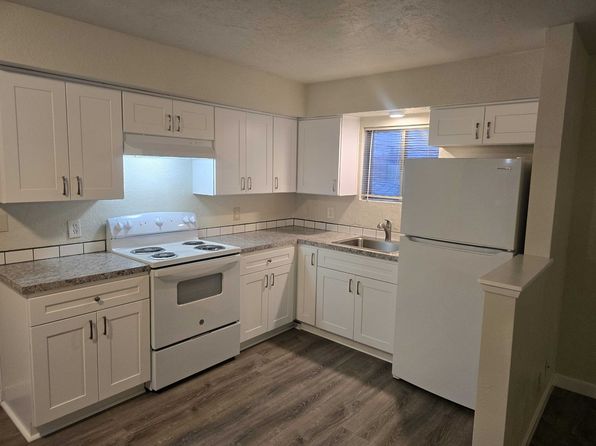 638 Van Buren St #16