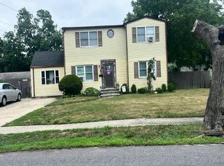 73 Winganhauppauge Rd, Islip, NY 11751