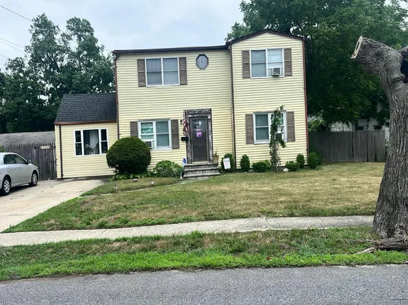 73 Winganhauppauge Rd, Islip, NY 11751