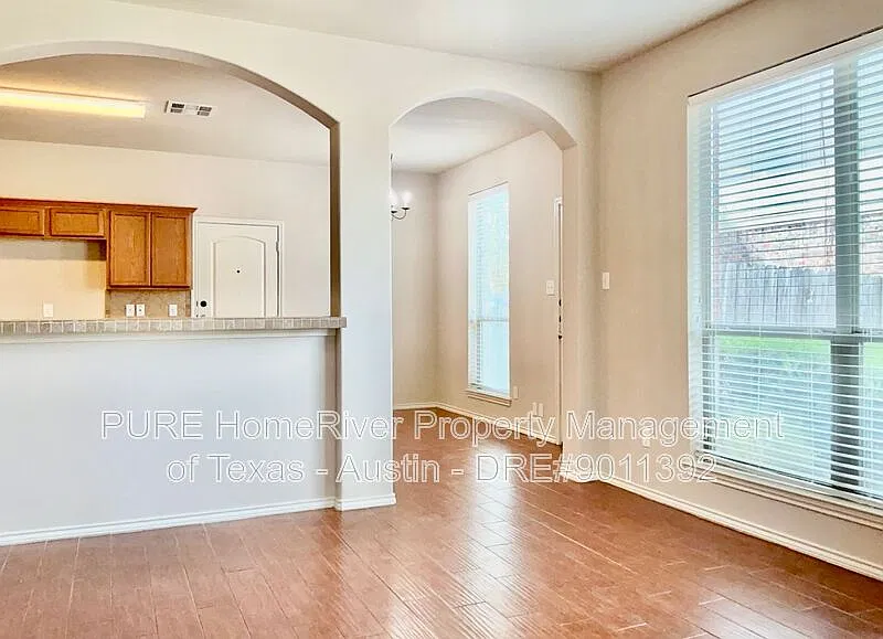 3 bed, 2.5 bath, 1351 sqft, $1,645 — Photo 4