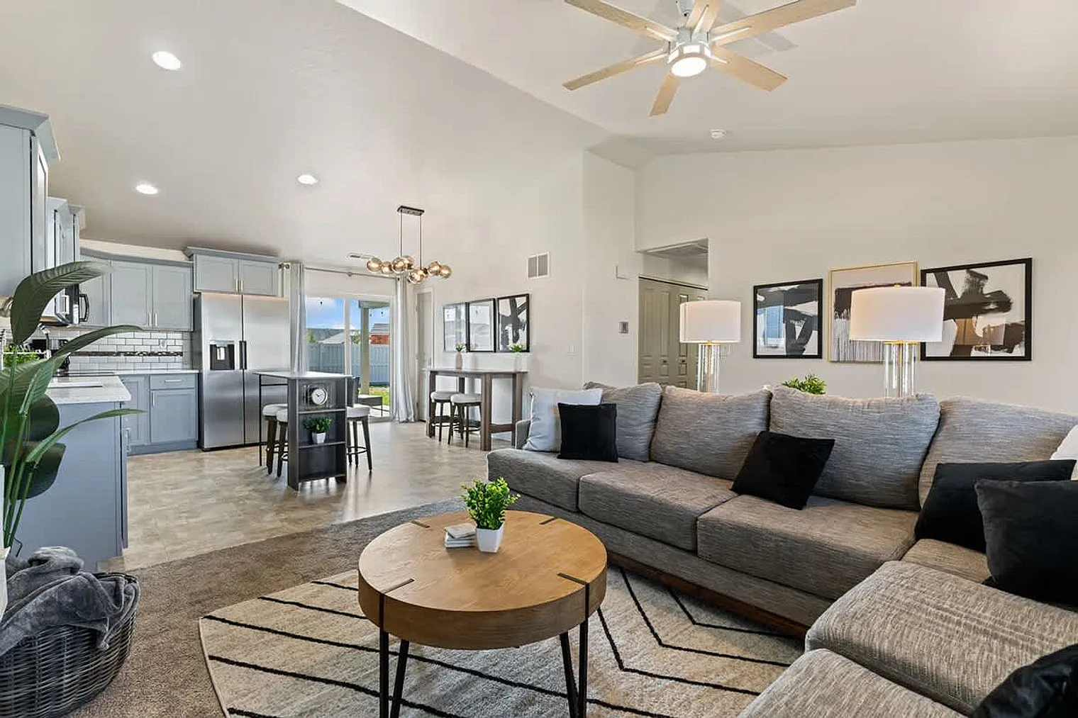 3 bed, 2.0 bath, 1140 sqft, $4,479 — Photo 4