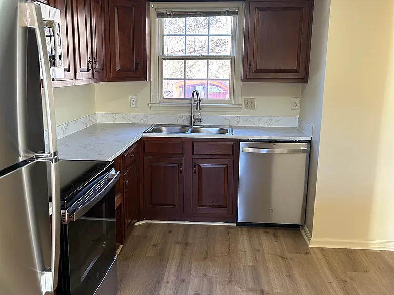 1320 Glenway Ave — Photo 2