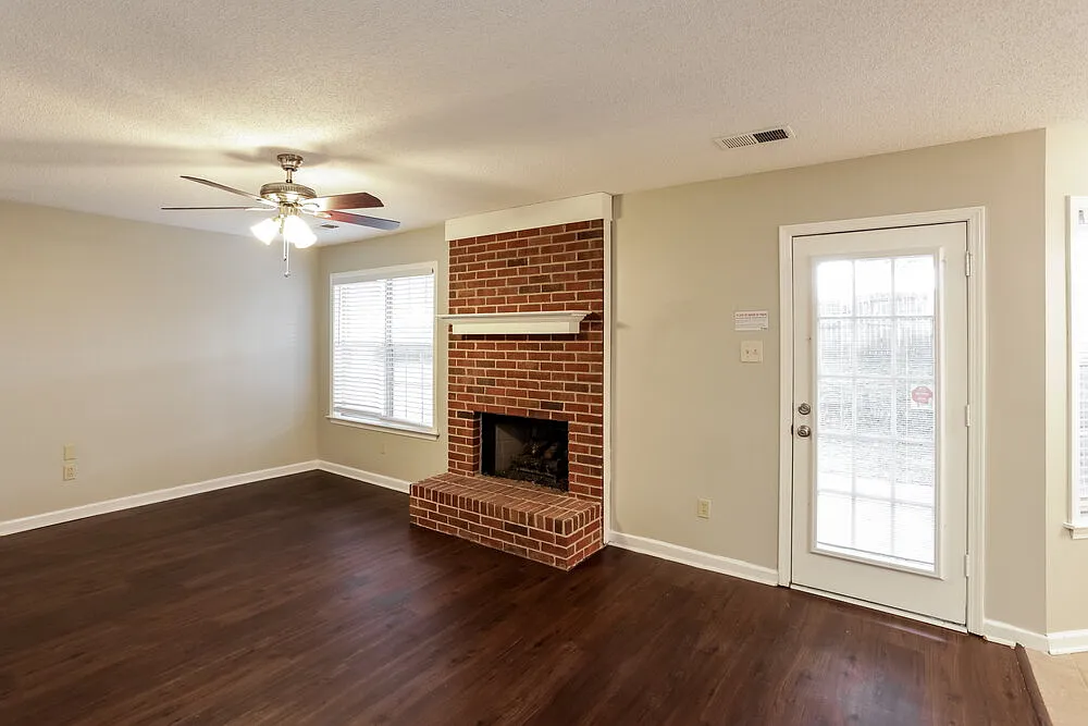 4 bed, 2.0 bath, 1900 sqft, $1,940 — Photo 4