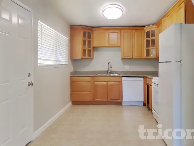 2754 Mayfair Ave — Photo 7
