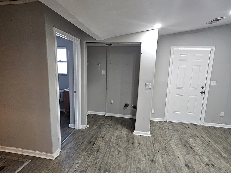 2327 Magazine St — Photo 2