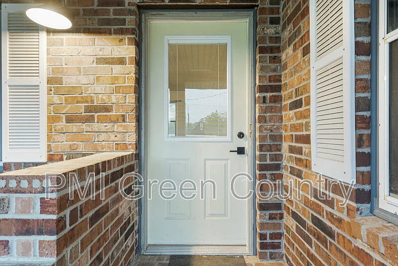 3 bed, 2.0 bath, 1576 sqft, $1,975 — Photo 3