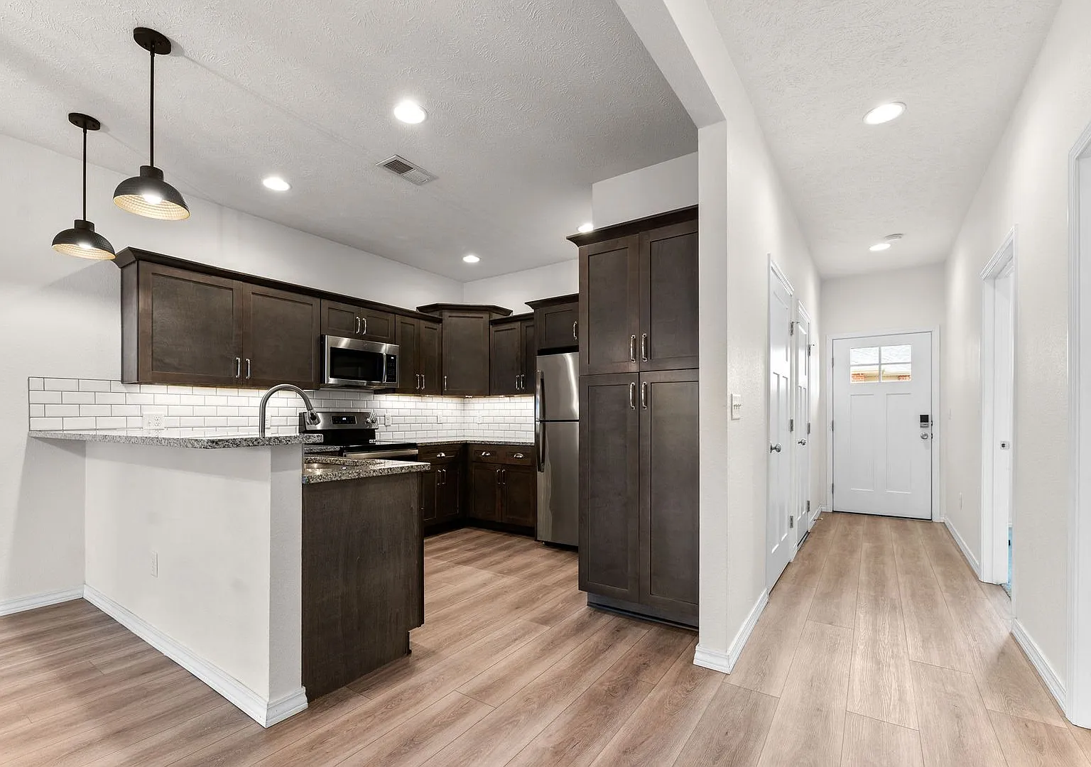 New Luxury 2 Bed 2 Bath 1 Car Garage Duplex — Photo 2