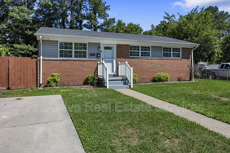 3 bed, 1.0 bath, 950 sqft, $1,950 — Photo 1