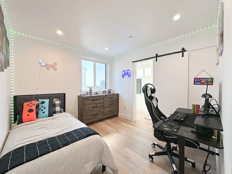 35 1340 1/2 Pl W — Photo 26