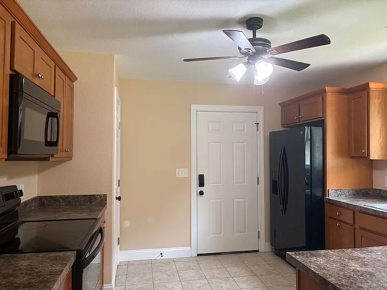 124 Deerfield Ln — Photo 3