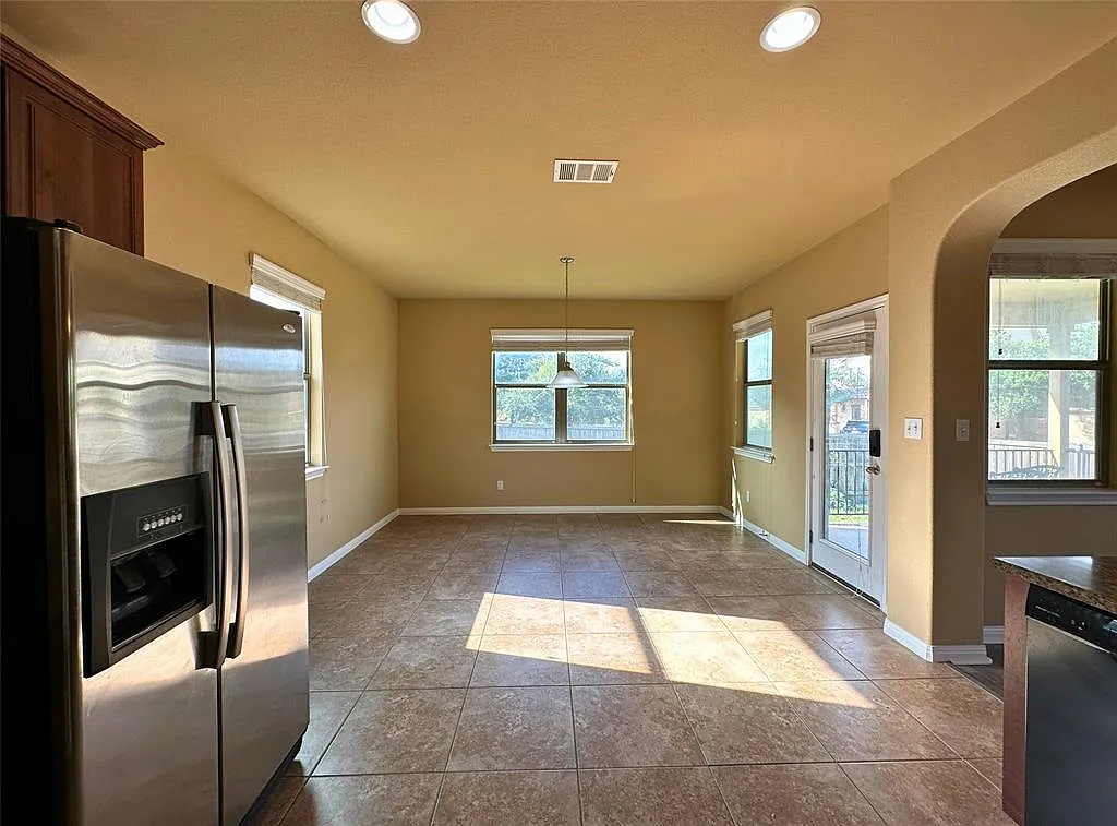 4 bed, 3.5 bath, 2476 sqft, $2,850 — Photo 4