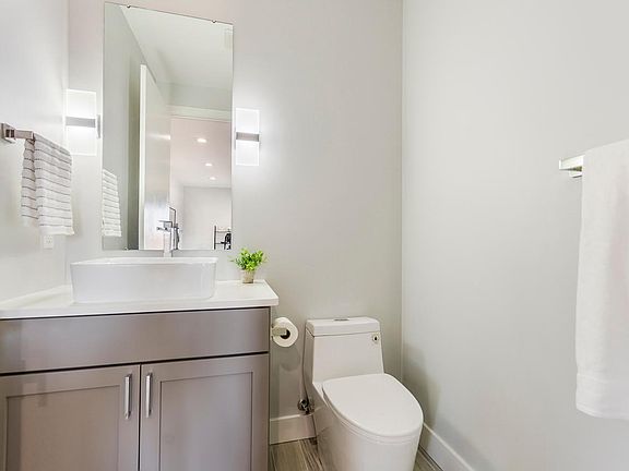 3rd image of 2220 Woodridge Dr #2