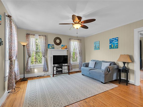 3rd image of 213 S Walnut St