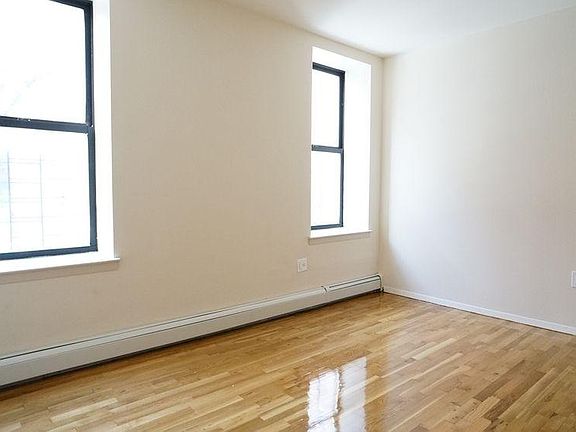 2nd image of 922 Bronx Park S APT 1E