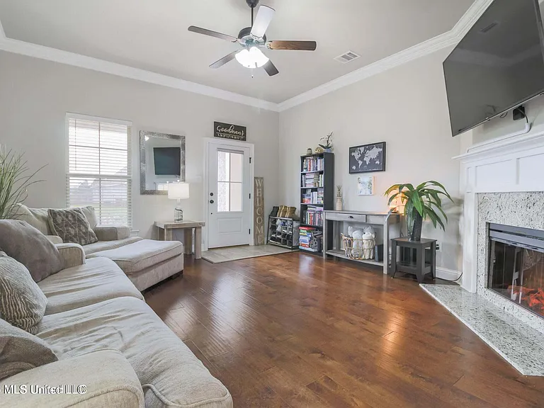 3700 Victor Ln — Photo 4
