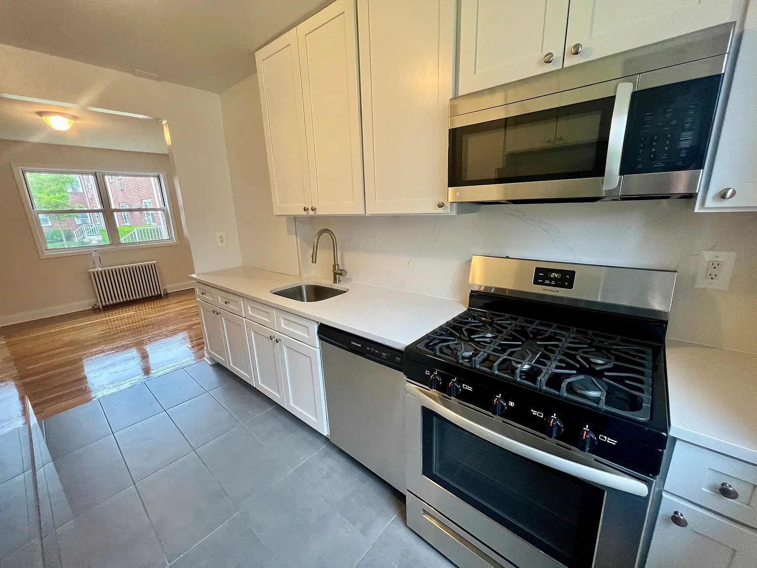 3 bed, 1000 sqft, $2,899 — Photo 2