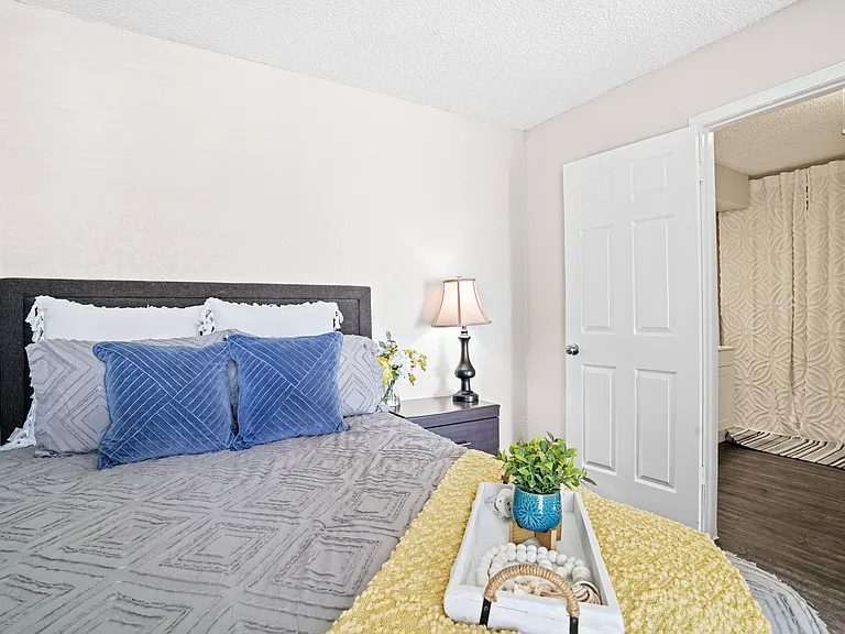 Diamond Creek Apartments — Photo 10