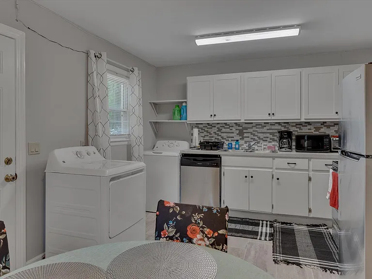 815 W Markham Ave #B — Photo 9