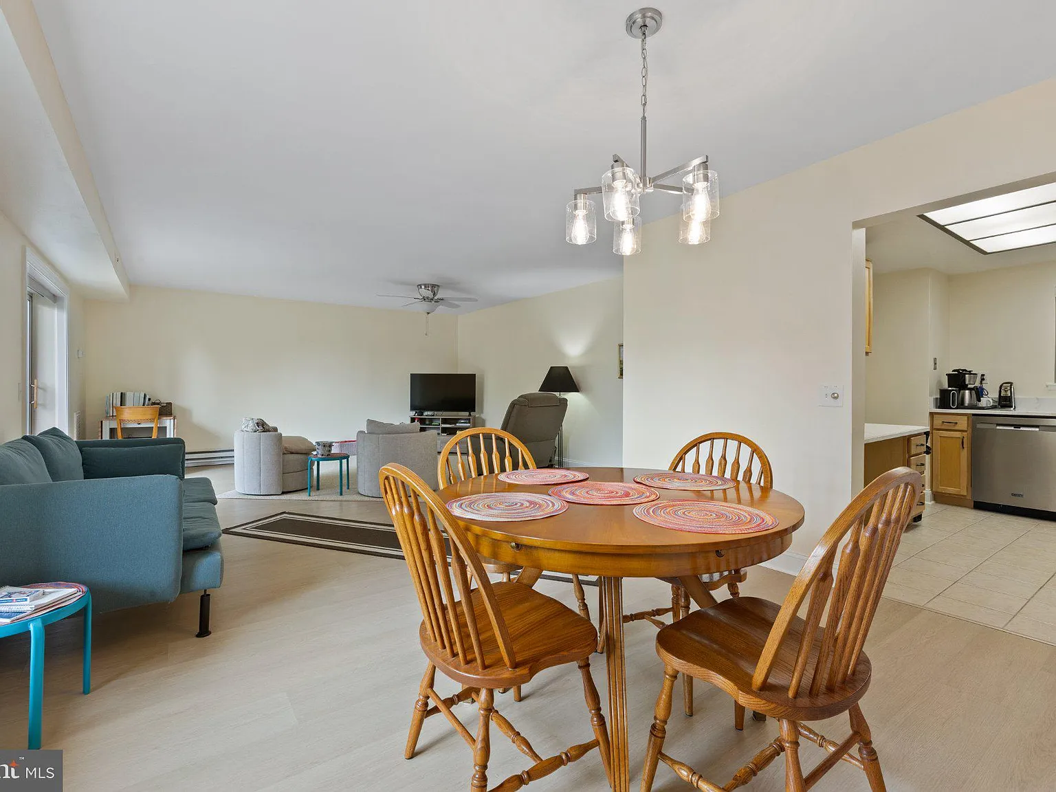 2 bed, 2.0 bath, 1237 sqft, $2,400 — Photo 3