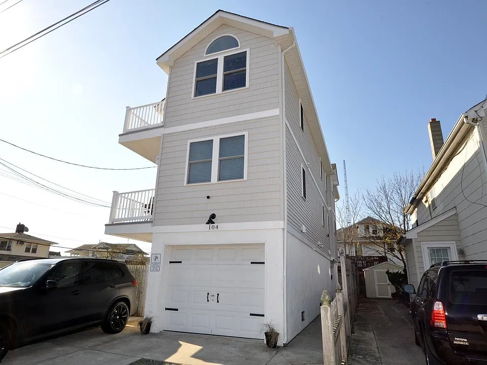 104 N Dudley Ave #2