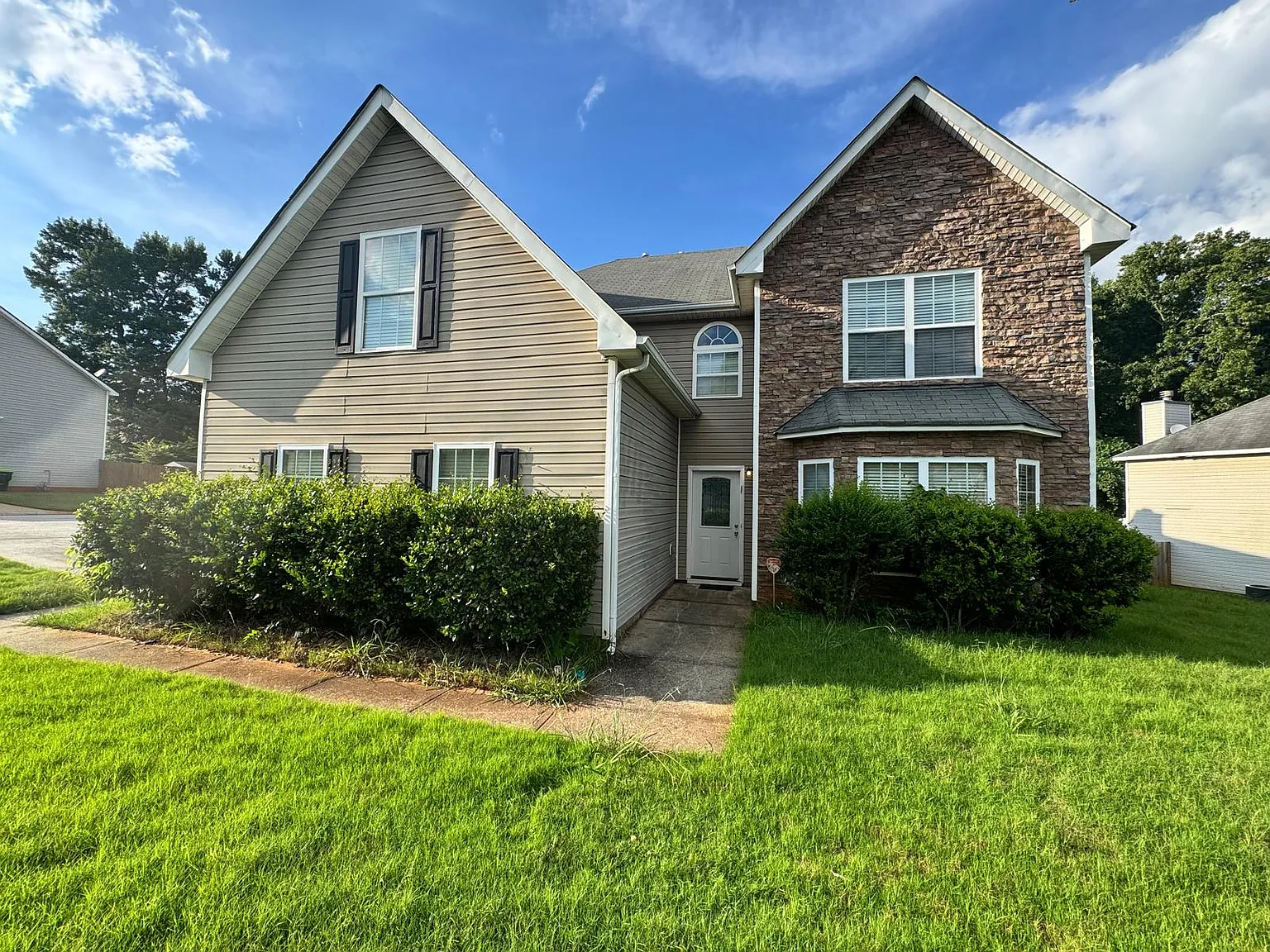 6 bed, 3.5 bath, 3000 sqft, $2,250 — Photo 1