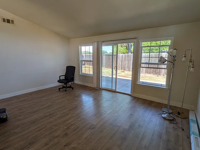 2118 Huron Dr — Photo 11
