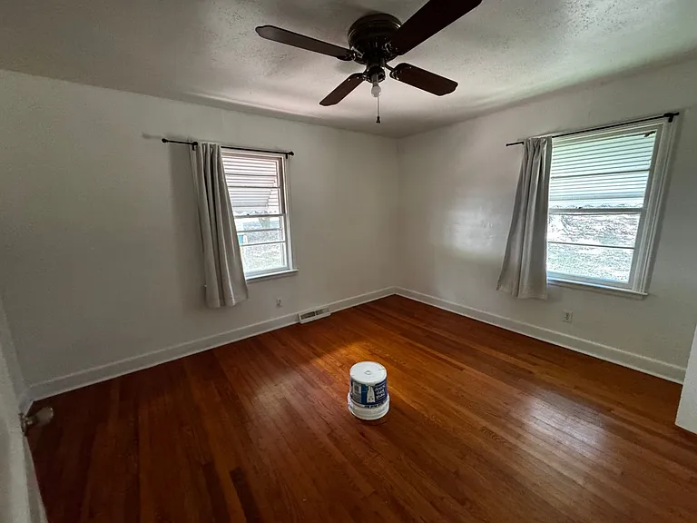 811 W Elm St — Photo 12
