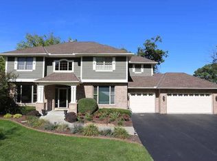 17220 Acorn Rdg, Eden Prairie, MN 55347