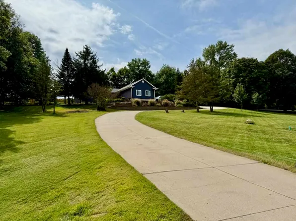 2698 Hidden Valley Trl NE, Solon, IA 52333