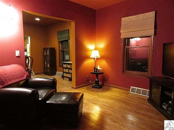 4th image of 610 N 13th Ave E