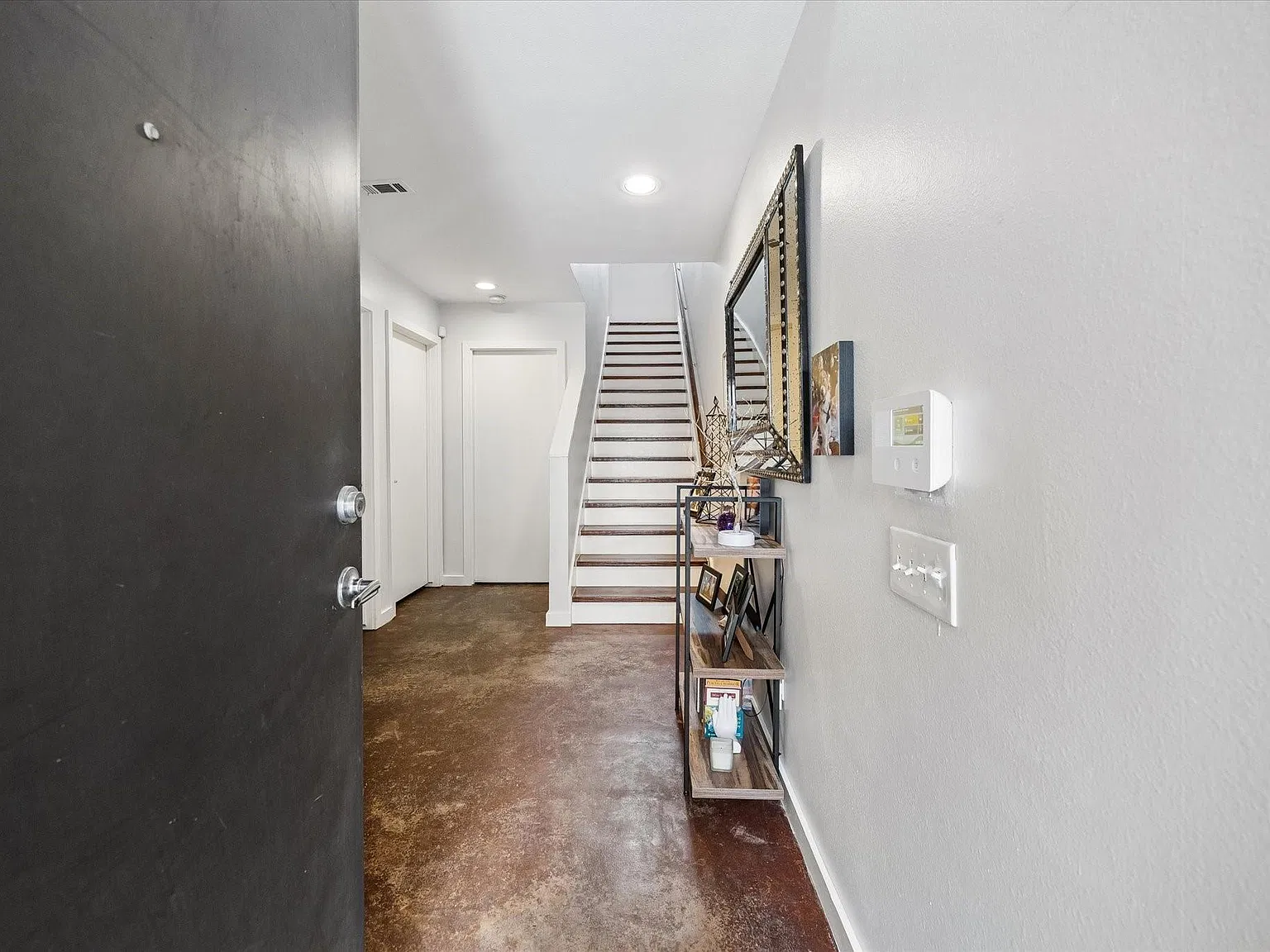 3 bed, 2.0 bath, 1517 sqft, $2,400 — Photo 3