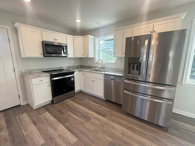 1635 Hawthorne Ln — Photo 4