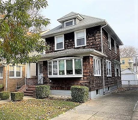 2nd image of 1833 Marine Pkwy