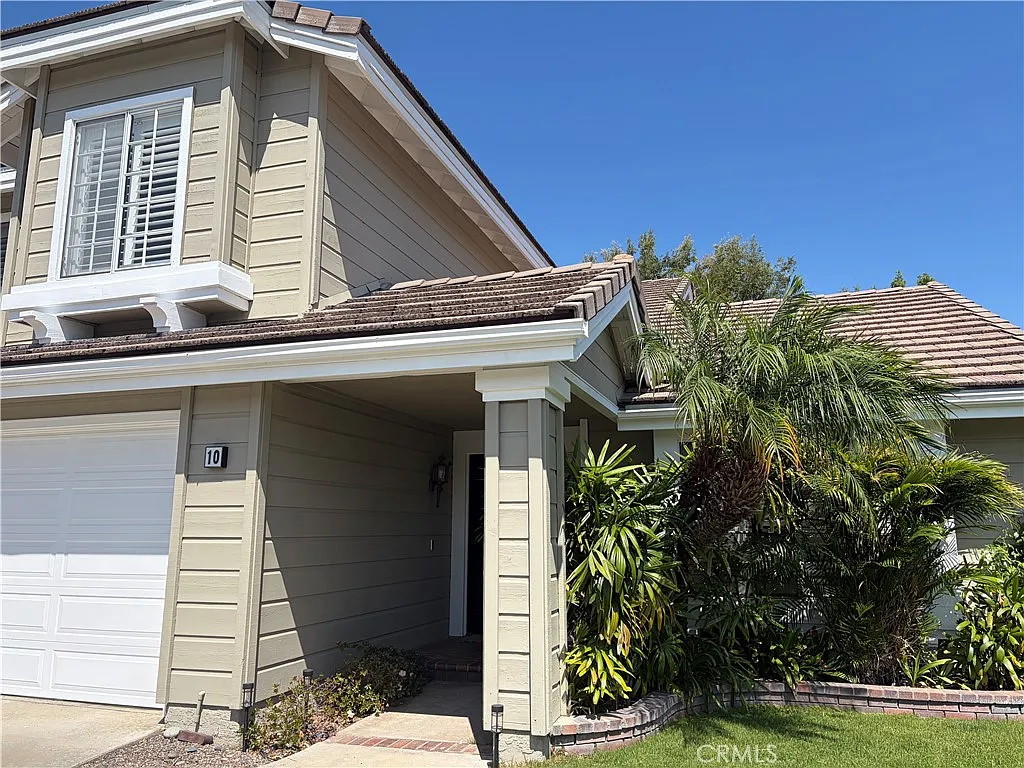 4 bed, 2.5 bath, 2411 sqft, $6,000 — Photo 2
