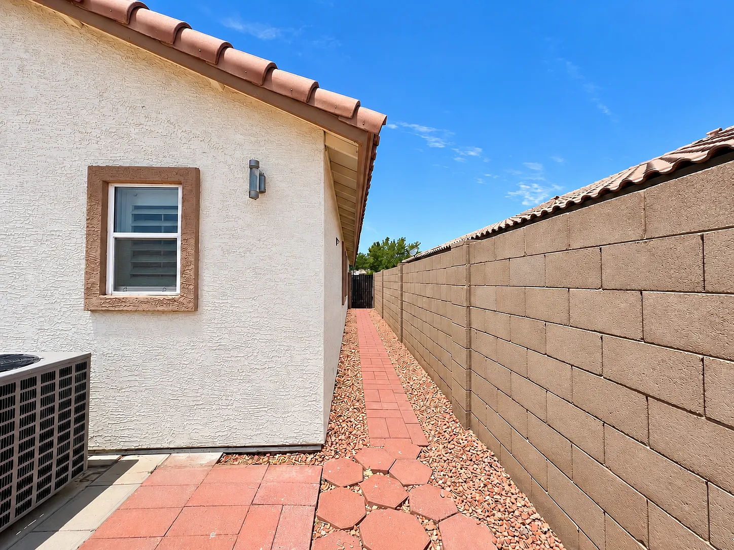 3 bed, 1127 sqft, $2,000 — Photo 4