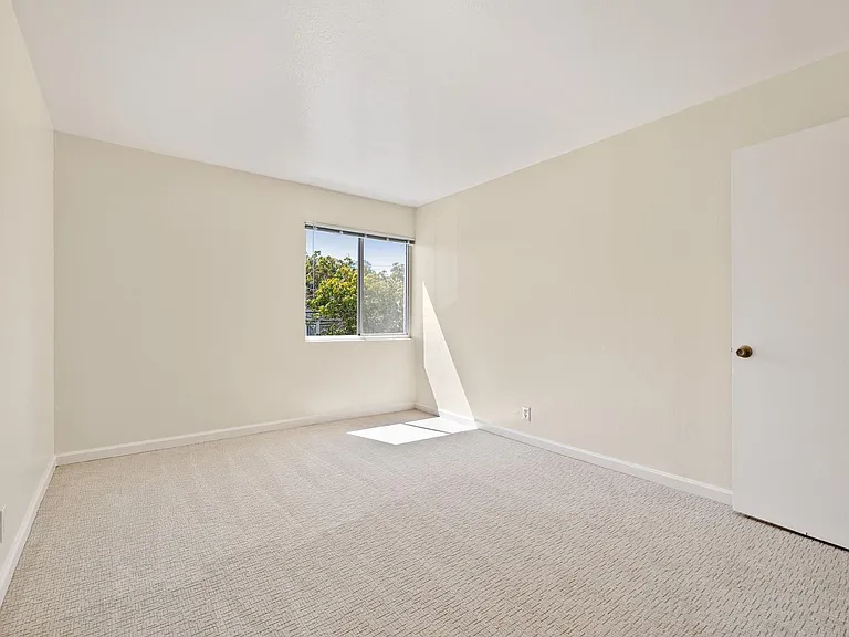 16p006 - 1435 3rd Ave — Photo 14