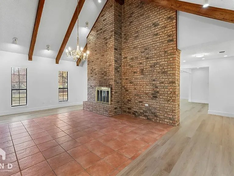 1215 Spring Lake Dr — Photo 3