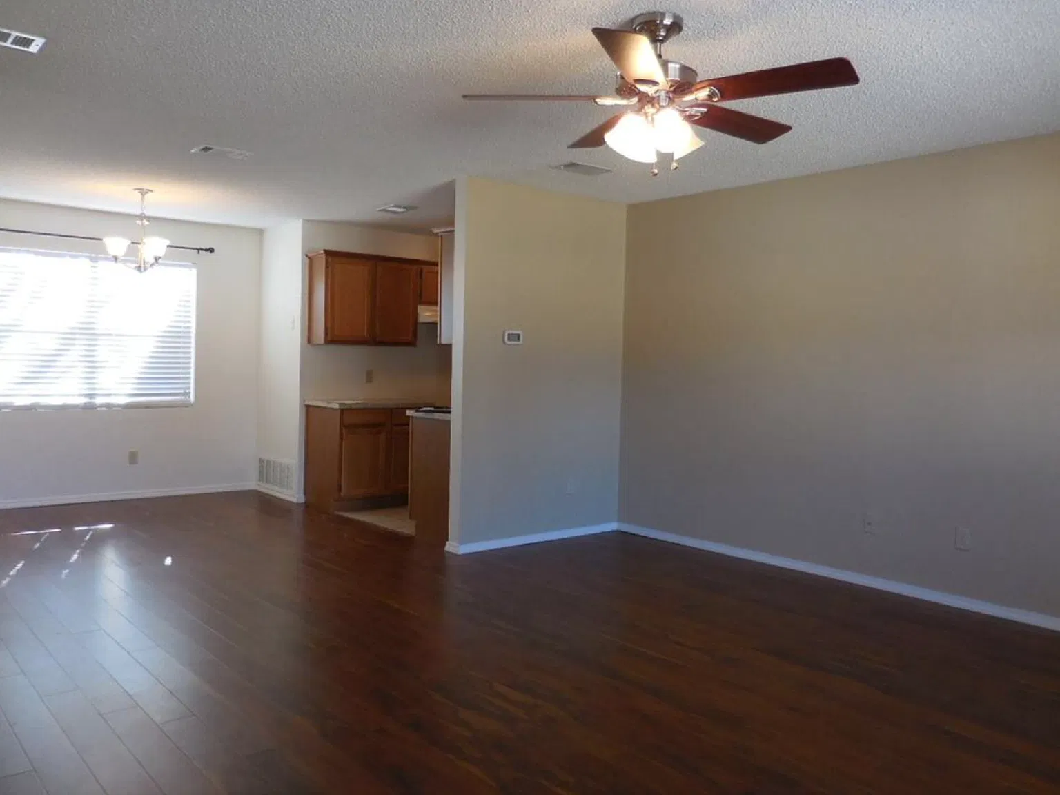 3 bed, 2.0 bath, 1332 sqft, $1,395 — Photo 4