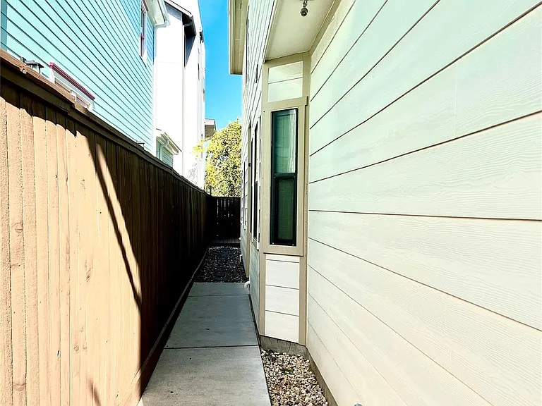 1818 Edwards St — Photo 3