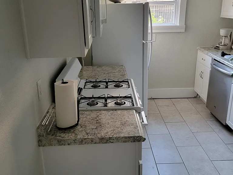 1021 E Garfield St — Photo 9