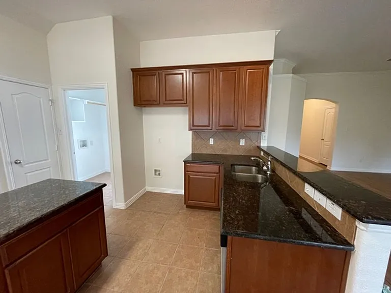 1601 White Willow Ln — Photo 8