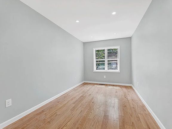 4th image of 928 E 106th St Floor 2