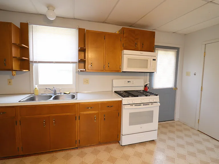 350 Adamstown Rd #C — Photo 6