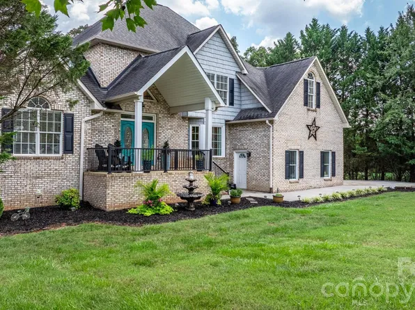 1801 Twin Ponds Dr, Hickory, NC 28602